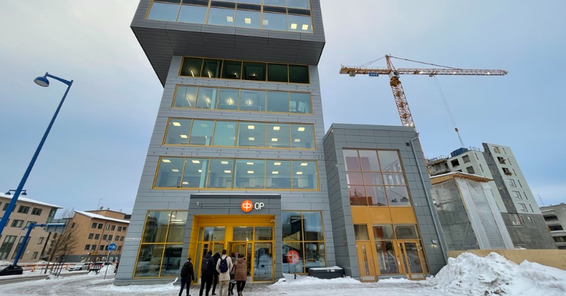 OP_Uusimaa's tweet photo. Kurkistus Järvenpään uuteen konttoriin! Toimipiste muuttaa 2.1.2023.

Palvelemme asiakkaitamme 2.1. alkaen nykyisen toimipisteen viereisessä, Järvenpään Bulevardin kiinteistössä. Uusi osoitteemme on Helsingintie 18.

Tervetuloa! 🧡