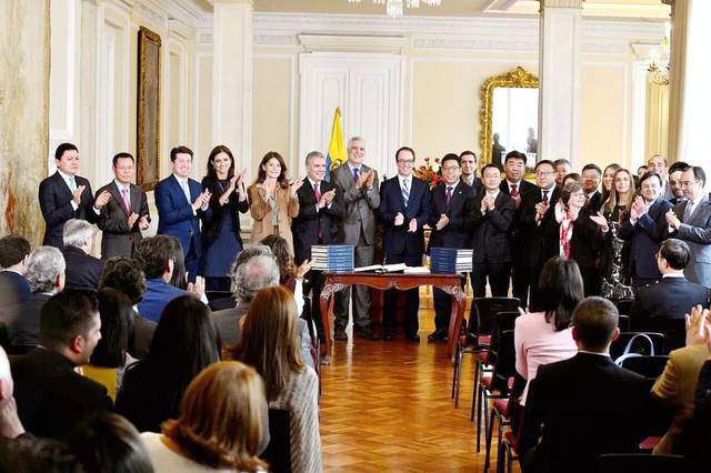 gotmamey's tweet photo. @rodiazdt @JANDR3S__ estas equivocado el que no lo hizo fue Petro, quien además renovó los contratos de transmilenio,  por otro lado le dejo una foto de la firma del contrato de construcción.....y adivine quien si la firmo:

Penaloza....

Ahora digame quien condeno a quien? https://t.co/2ZX2KAMzld