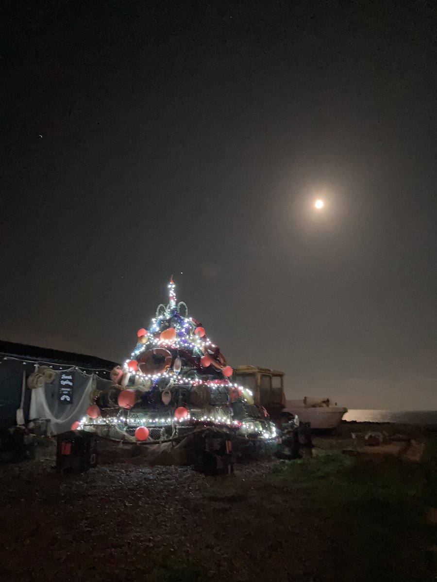 Wishing all our wonderful artists and clients and cosy Christmas and a joyful New Year.

#aldeburghbeach #christmasthanks #supportingthearts