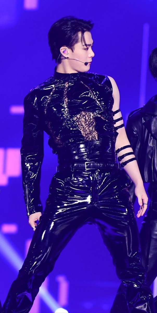 빈이 진짜 가죽 찰떡... 땀냥이라 힘들어하는데 ㅜ 미안...
근데 진짜 잘어울려 ㅜ..ㅜ 우어어엉 
#문빈 #MOONBIN