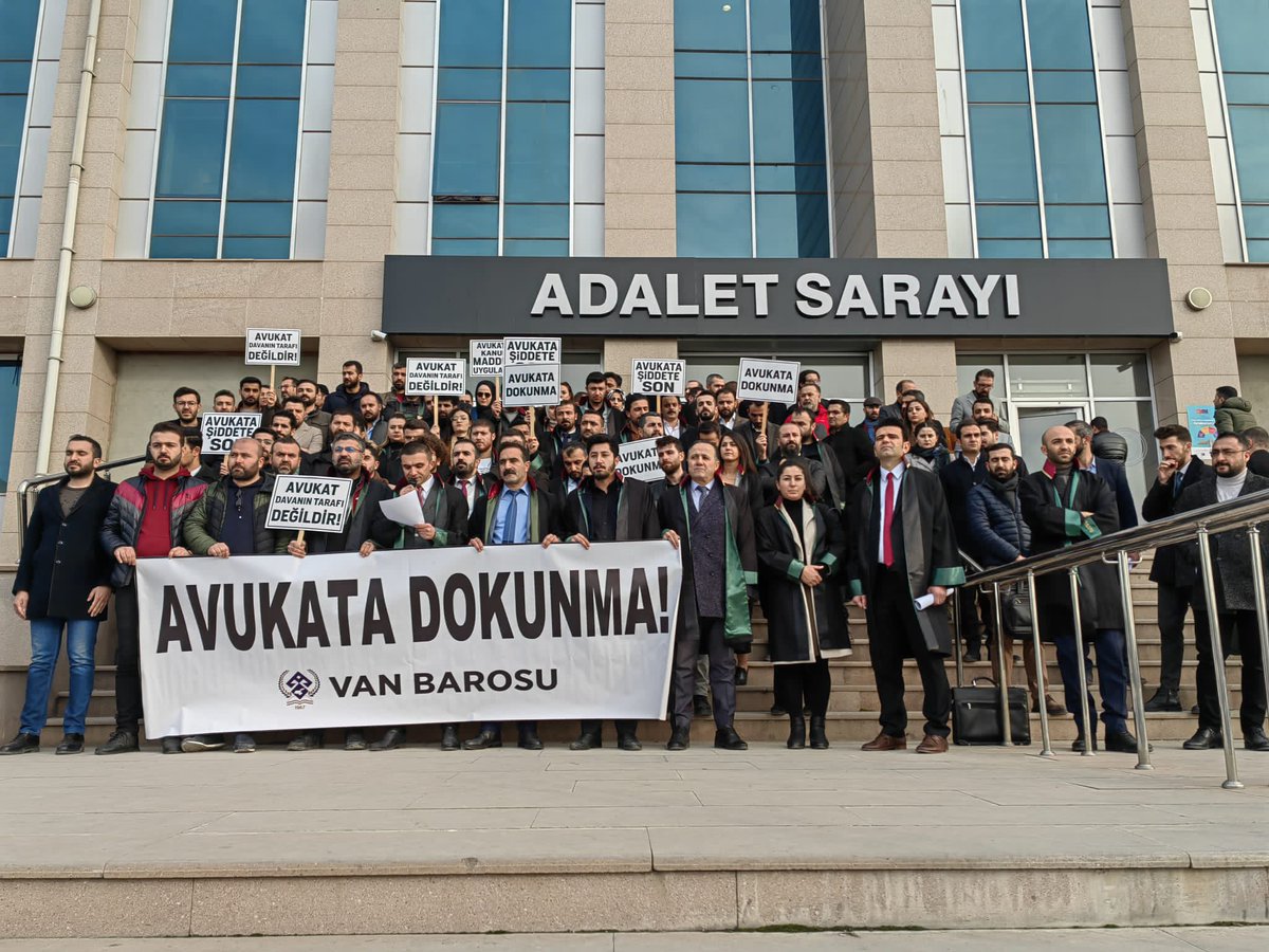 Baromuz üyesi meslektaşlarımız Av. Rojhat Levent ÖZGÖKÇE, Av. Sinan İŞLER ve Av. M. Sait BAYIT bugün sanık müdafiiliği yaptığı duruşmanın çıkışında fiili saldırıya uğramıştır. 

Meslektaşlarımıza yönelik şiddeti kınıyor, meslektaşlarımıza geçmiş olsun dileklerimizi iletiyoruz.