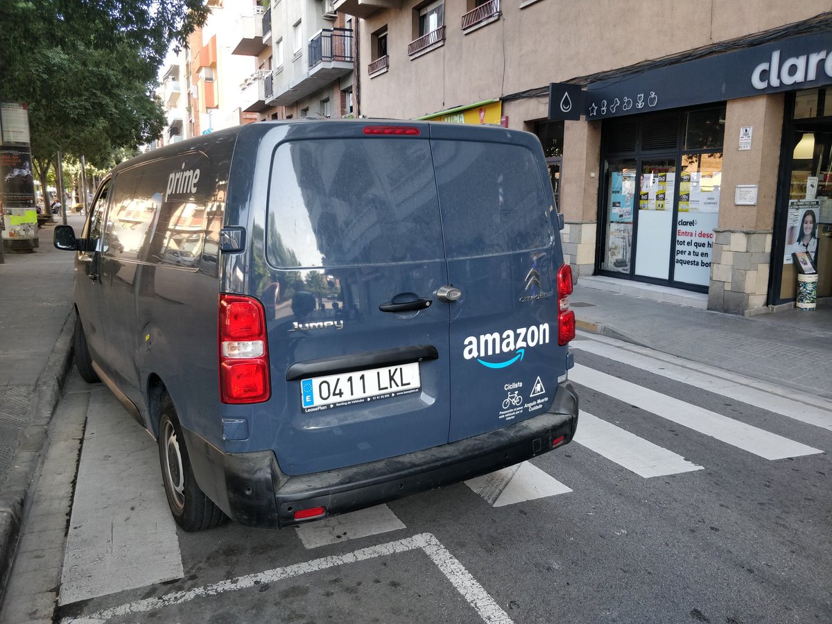 AparcaMiR's tweet photo. @diana_cervera_p Muchas veces ocupan espacios peatonales ya por costumbre y porque nadie hace nada @Policia_MiR @lauramir77 @jordisaes @PSCMontcada @laveudemontcada @LesAltresVeus https://t.co/SG1C3rM8oN