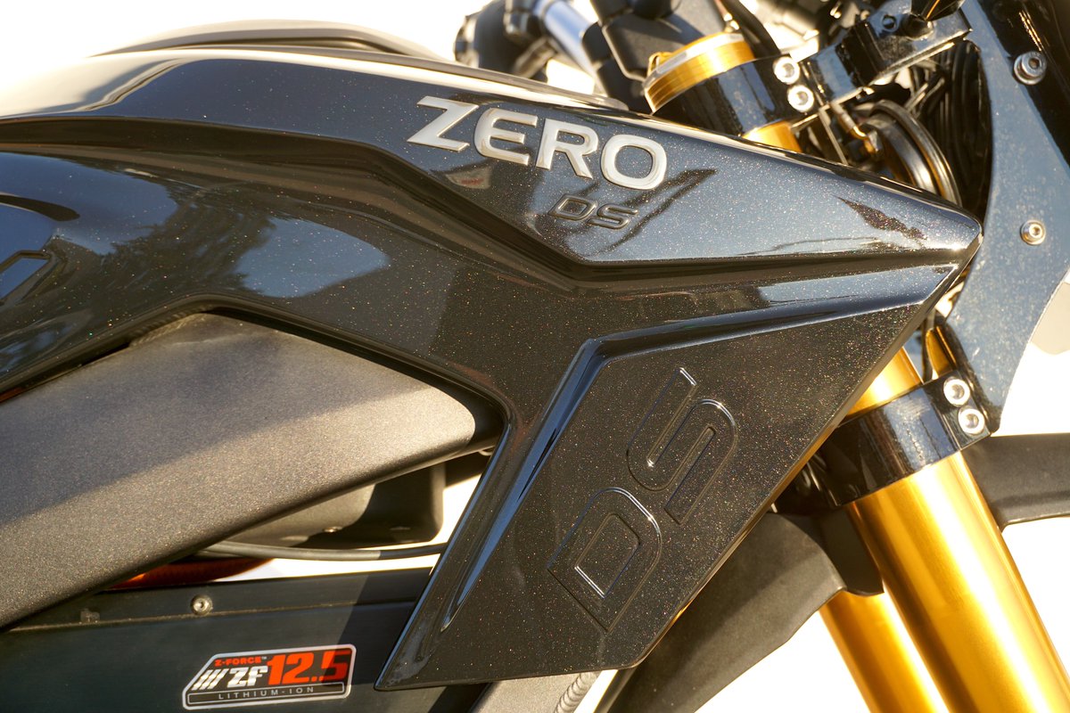 HWoodElectrics's tweet photo. For the discerning Rider who wants something radically unique…
This 2013 #ZeroDS was customized by #HollywoodElectrics with no expense spared & includes: Ohlins Front Forks with a one-off custom billet Triple Clamp, Pensek Shock in rear with remote reservoir below tank...
1/2 https://t.co/oYZ9QzWuxV