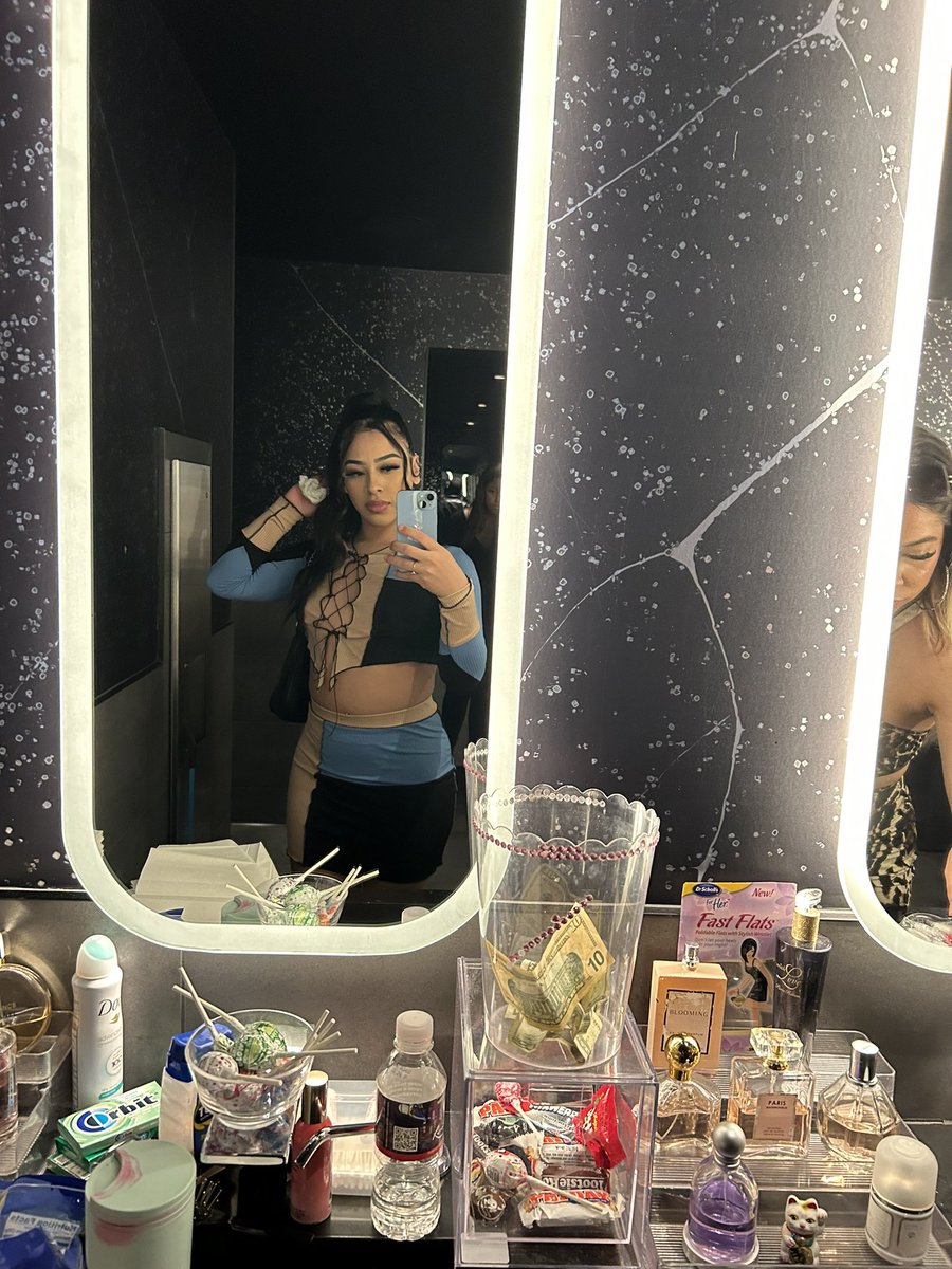 darlinnnh's tweet photo. the old ladies in the bathroom be having everything 😩🫶🏽 https://t.co/qq3olJr6vy