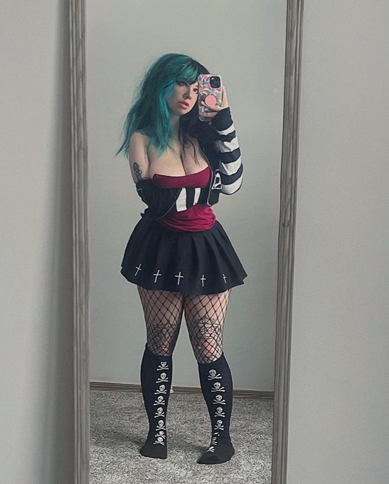 Guess my height. 🤭 https://t.co/KIRcj1xGPa