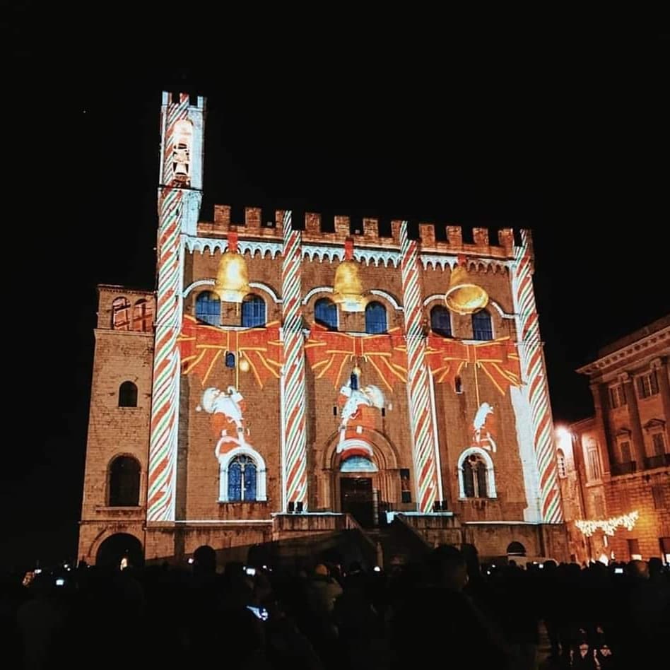 - 4 giorni a Natale!... Meravigliosa Gubbio e il Palazzo dei Consoli illuminato a festa... 🎄😍
#levostrefoto 📷
(di A. Mischianti)
#gubbio #umbria <a href="/iat_gubbio/">IAT Gubbio</a> <a href="/DiscoverGubbio/">Discover Gubbio</a> <a href="/VivereGubbio/">Vivere Gubbio</a> <a href="/MeravigliosaU/">Meravigliosa Umbria</a> <a href="/UmbriaDiscover/">Discover Umbria</a>
