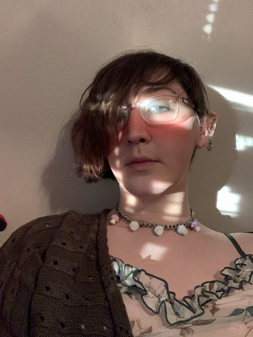 Lookie at me, I&rsquo;m your elf gf now. Kiss me damn it!  #cosplay #TransRightsAreHumanRights https://t.c<a href="/tag/cosplay"class="tags"><span>#cosplay</span></a><a href="/tag/transrightsarehumanrights"class="tags"><span>#transrightsarehumanrights</span></a>