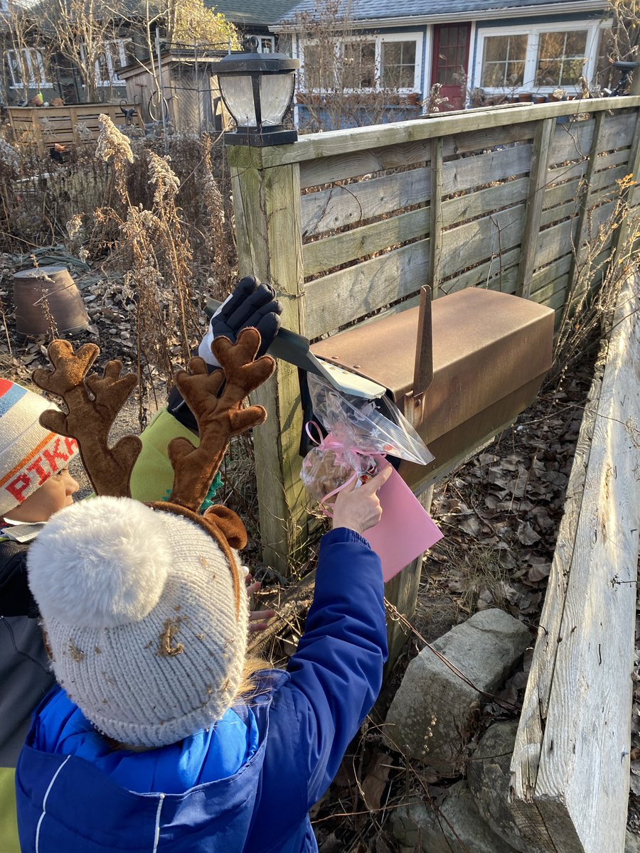 JoelSeaman's tweet photo. The most treasured of IPS traditions returns - Island cookie delivery! Today our students delivered cookies &amp; cards to senior residents on Toronto Island - &amp; even sang them a few songs. “I think we made them feel joy” - Year 2 Kinder ❤️❤️❤️ @IslandPublicNSS https://t.co/dVwDcasW1H