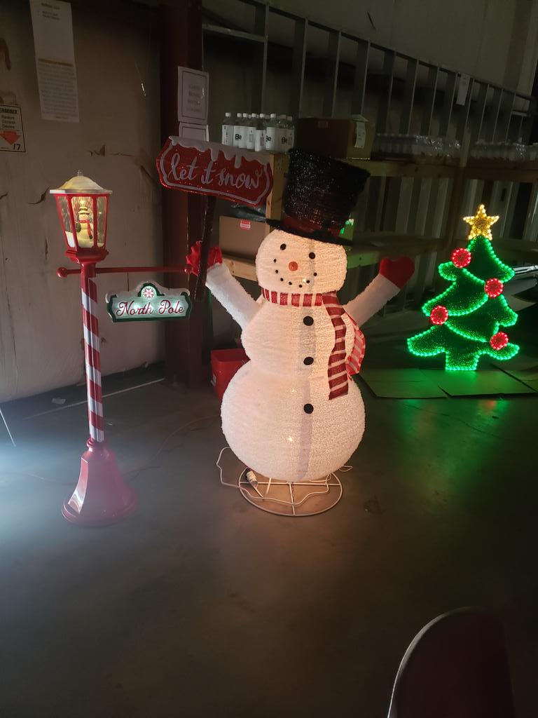 getbewater's tweet photo. GetBeWater, Throws the Plant a Chrismas Party
#Apreciation #BeWater https://t.co/4cIoLXKz47