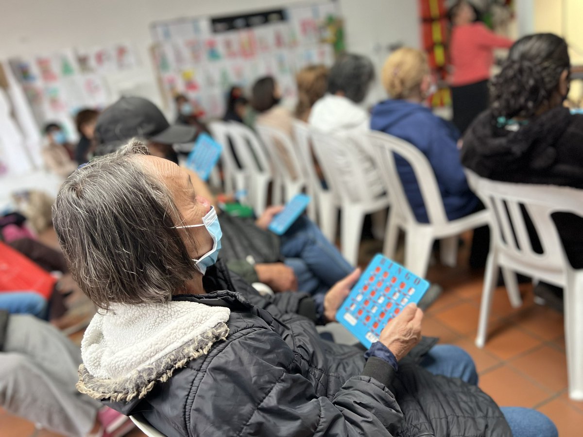 SLIS_FONTIBON's tweet photo. ¡¡#Bingooo!! 🎱 Cantaron las personas mayores en la casa de la sabiduría Centro Día Amarú 👴🏼👵🏼 en nuestro bingo navideño 🎄 disfrutando de un encuentro lúdico, fortaleciendo su relacionamiento con los otros
usuarios. 🤝🏽
#QuédateConLoMejorDeBogotá💛❤️ https://t.co/7FRNeQnUA0
