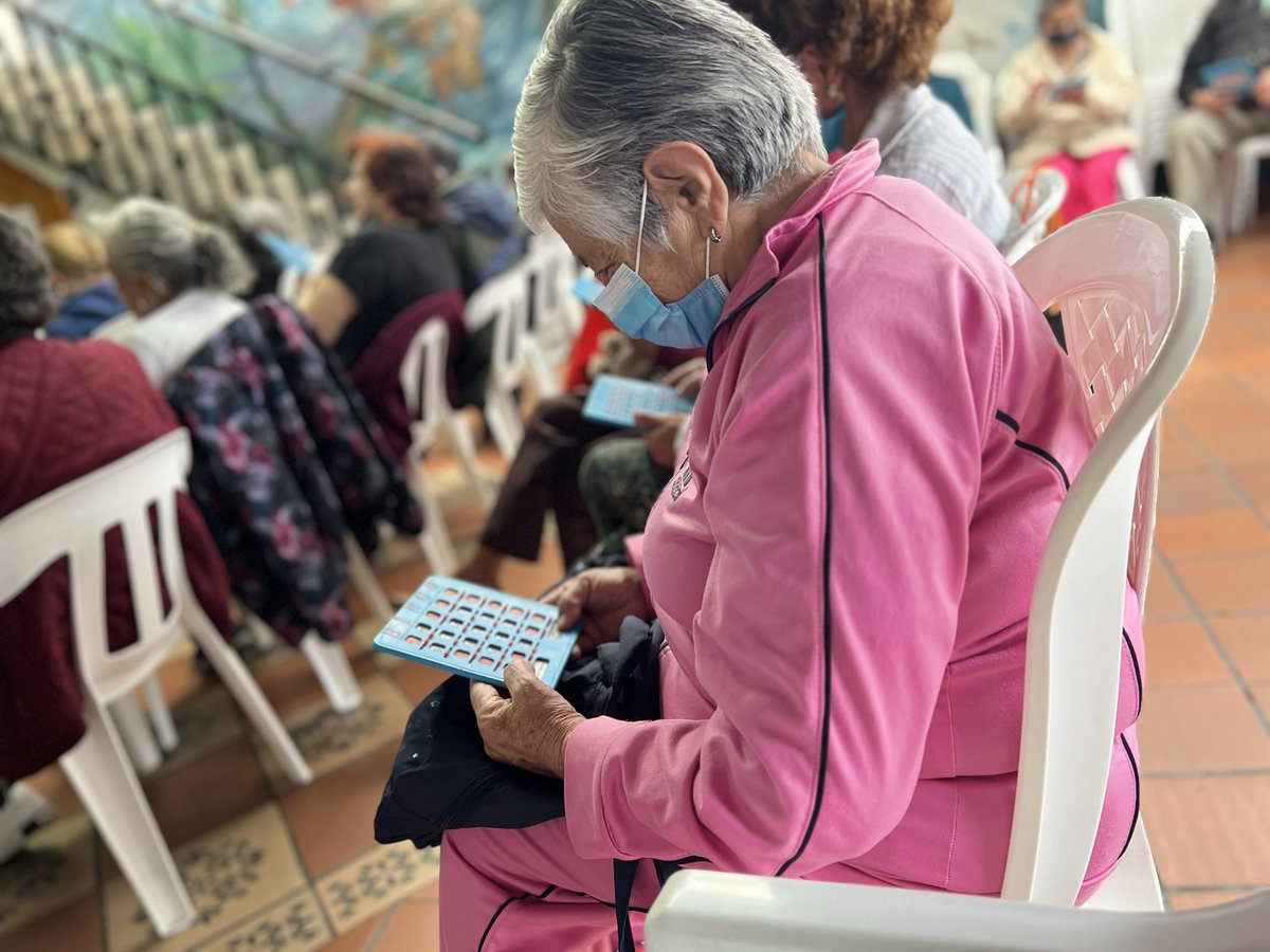 SLIS_FONTIBON's tweet photo. ¡¡#Bingooo!! 🎱 Cantaron las personas mayores en la casa de la sabiduría Centro Día Amarú 👴🏼👵🏼 en nuestro bingo navideño 🎄 disfrutando de un encuentro lúdico, fortaleciendo su relacionamiento con los otros
usuarios. 🤝🏽
#QuédateConLoMejorDeBogotá💛❤️ https://t.co/7FRNeQnUA0