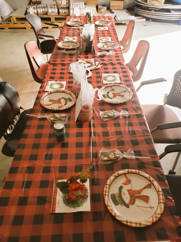 getbewater's tweet photo. GetBeWater, Throws the Plant a Chrismas Party
#Apreciation #BeWater https://t.co/4cIoLXKz47