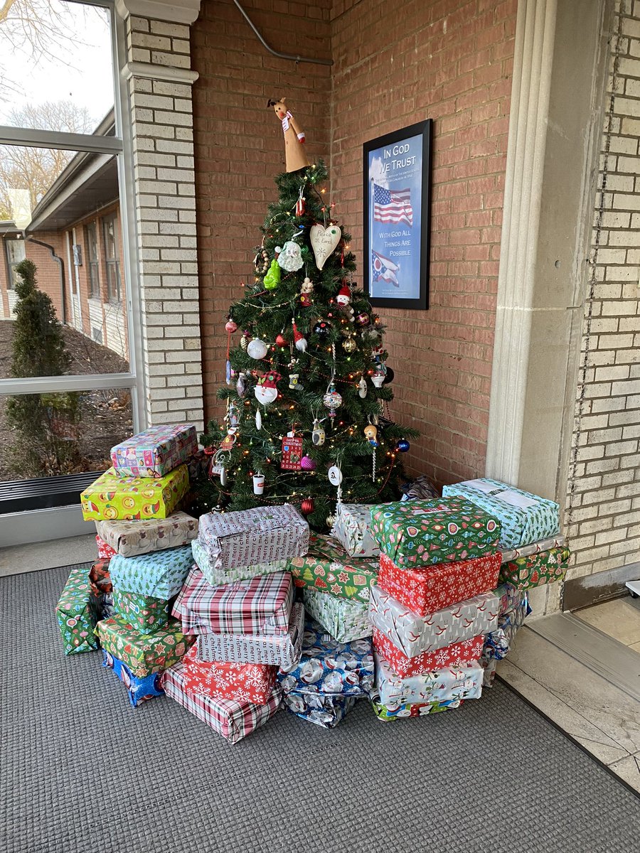 Jeffster_T's tweet photo. What a great way to end 2022! @BriarMiddle Student Council participated in OHgo’s #ProjectHappy We boxed and wrapped supplies, toys, and items for local families in need. Great work everyone! https://t.co/SrM6h5R5fH