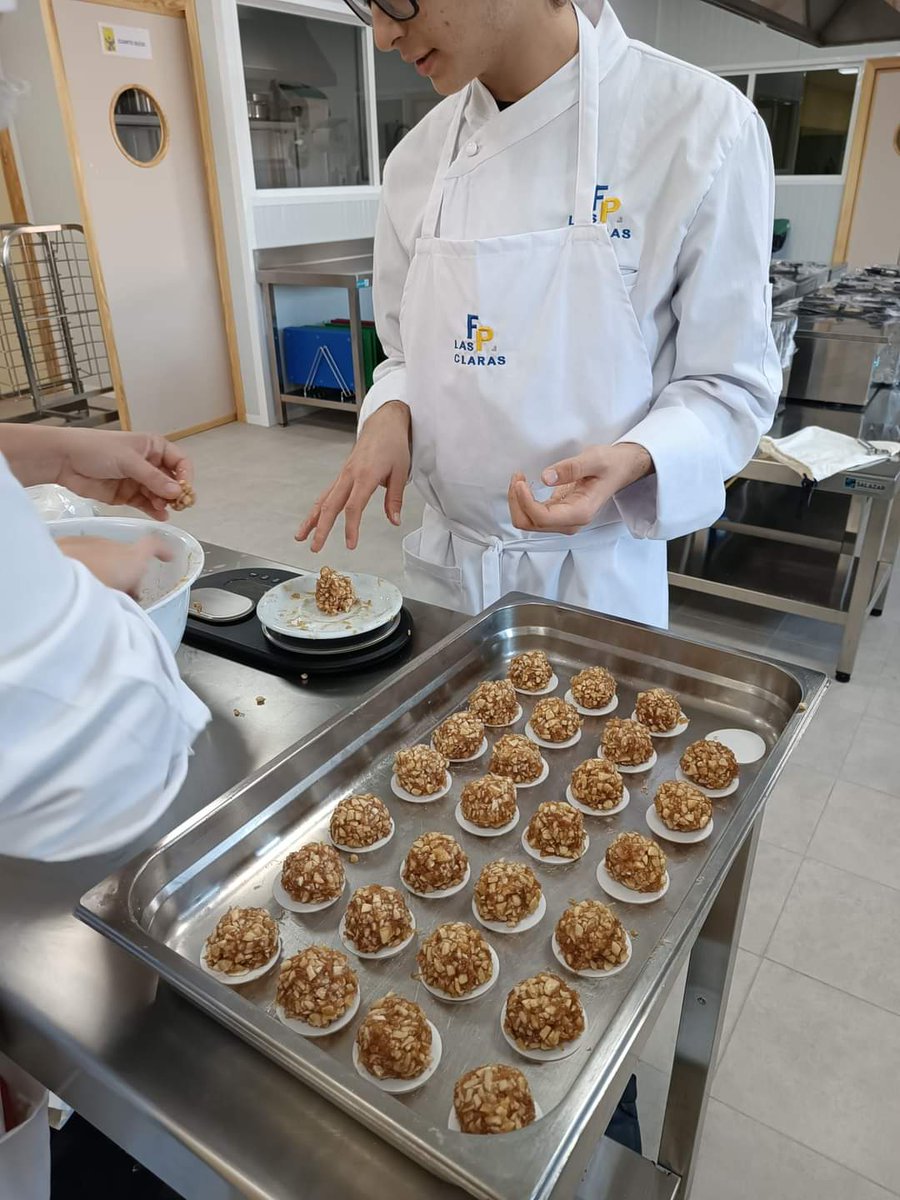 FpClaras's tweet photo. Nuestros alumnos de FP de cocina siguen con su formación. 👩‍🍳👨‍��

En este caso han preparado unos deliciosos cordiales de almendra.

#FPCocinaLasClaras #FPLasClaras https://t.co/FOVMMMAPLx