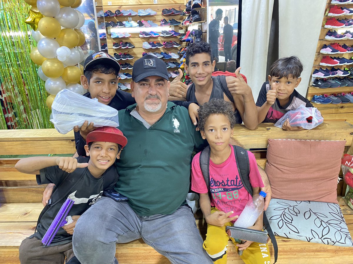 Truetamo's tweet photo. Hoy es el cumple de mi papá, y una semana antes le dijo a todos los niños de la cuadra que viniesen a visitarlo este día. Hoy, sorprendió a cada niño que venía regalándoles zapatos nuevos. Y la verdad, no sé quién está más feliz, si ellos o él. Te amo papá, Dios te bendiga💓 https://t.co/lcZlKWZjTw