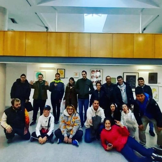 fvo_cat's tweet photo. Els companys i companyes de Formació i Inserció visiten l'exposició 🎨 La Visió del meu món, dels i les artistes del Centre Ocupacional ☺
Segur que s'ha despertat algun nou o nova artista 🖌 inspirant-se en aquestes obres tan fantàstiques 😍
#inserciólaboral #programaSIOAS https://t.co/M7bMt23Gmq