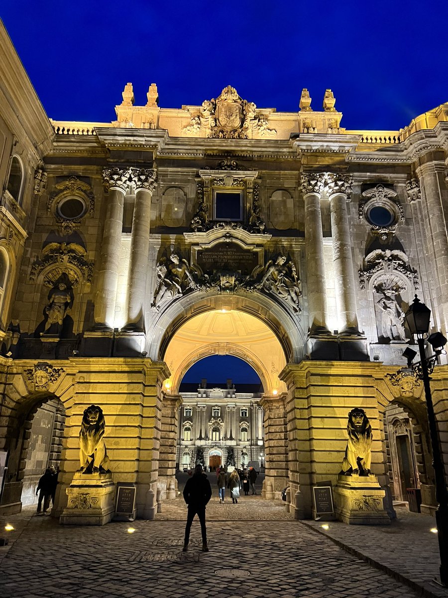 GarJv's tweet photo. Nunca pensé estar aquí. Estoy, y muy feliz.

[Budapest, Hungría 2022] https://t.co/IPGZL76xUc