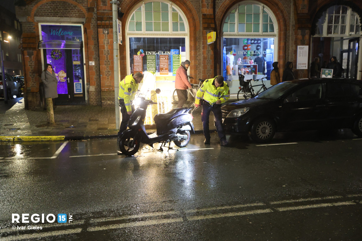 regio15's tweet image. In de #Theresiastraat in #DenHaag is een scooterrijder vanavond tegen een openslaande autoportier gebotst. De scooterrijder raakte gewond en is zonder spoed vervoerd.