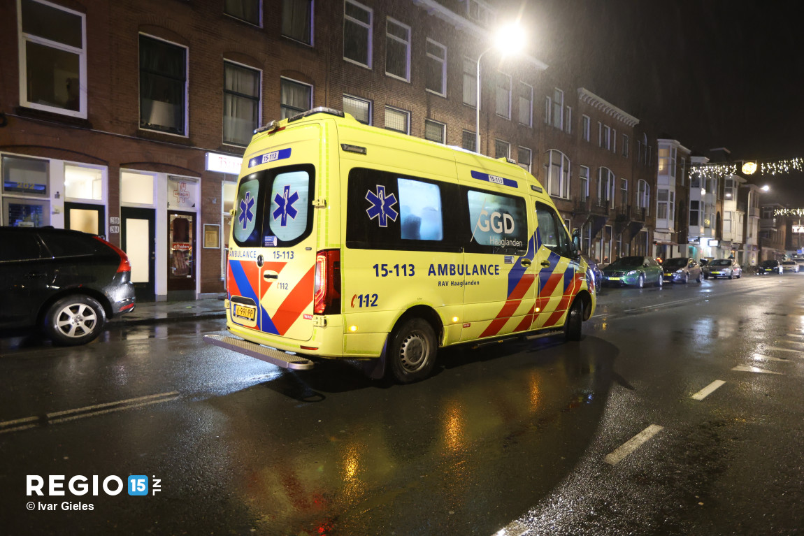 regio15's tweet image. In de #Theresiastraat in #DenHaag is een scooterrijder vanavond tegen een openslaande autoportier gebotst. De scooterrijder raakte gewond en is zonder spoed vervoerd.