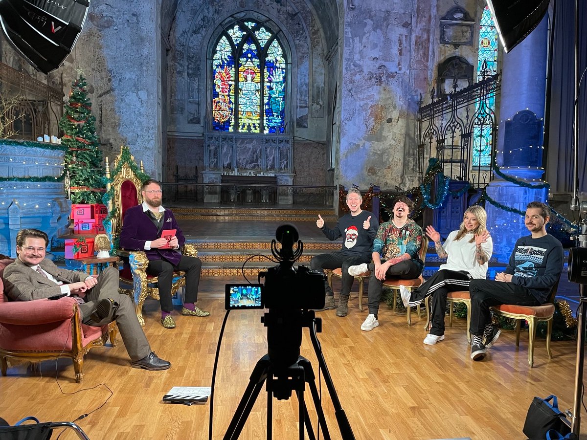 yogscast's tweet image. It&apos;s time to think outside of the box...

The first episode of #TaskBox is live NOW! There&apos;s also an extended version (with bonus footage!) available for our wonderful YouTube members 🎁

We had an incredible time making this, and we hope you enjoy! bit.ly/taskbox1