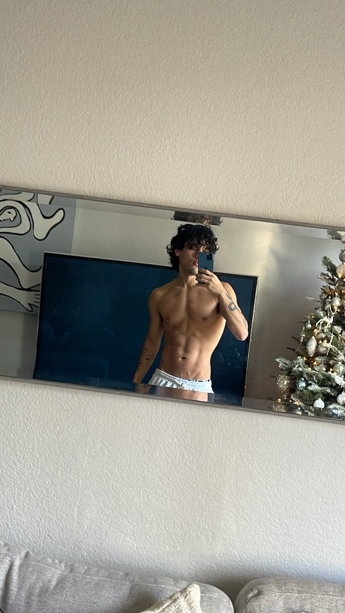 noahromerro's tweet photo. Come unwrap your present https://t.co/IQgJgmcNxn