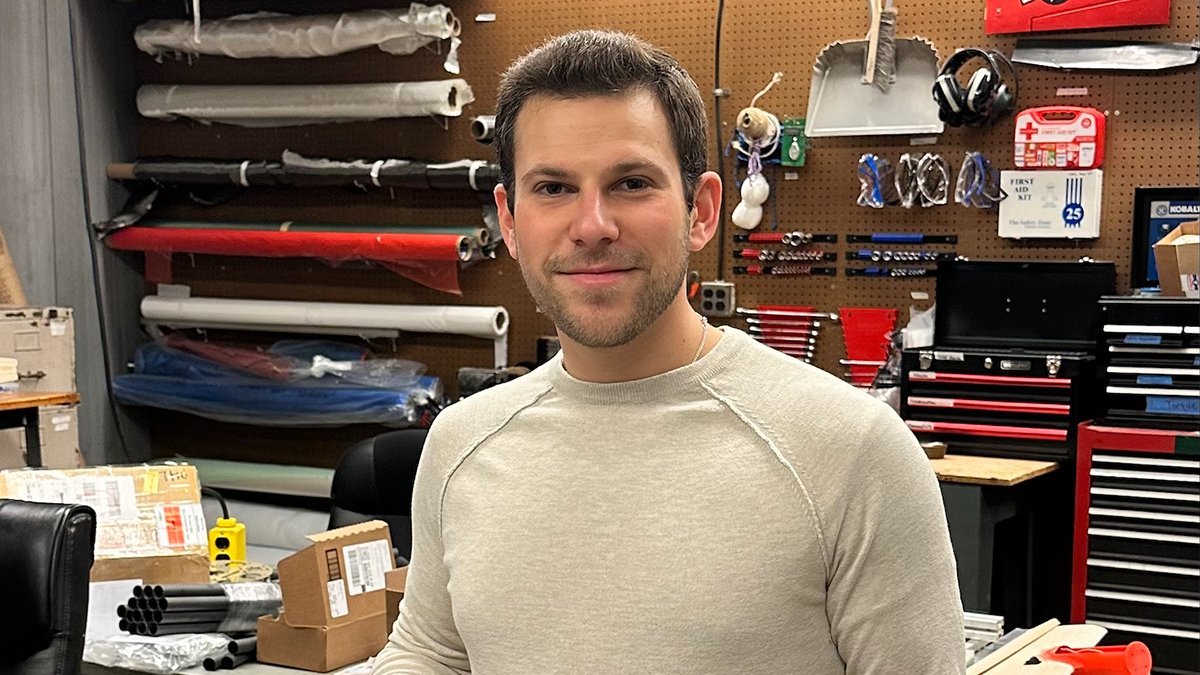 OSUengineering's tweet photo. 🚁 Flying on Mars is no longer #SciFi thanks to #Ingenuity, and alum Isaac Bensignor, research tech at the #OhioState Aerospace Research Center is building prototype rotor blades intended for flight on the Red Planet.
https://t.co/5dN7v2XIUP https://t.co/cliJmWvyjl
