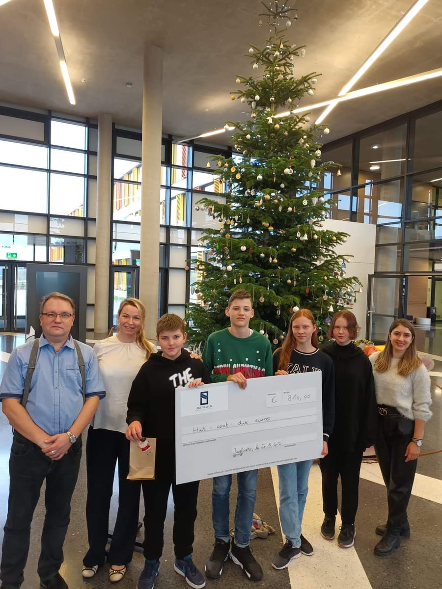 lenster_lycee's tweet photo. Le comité des élèves & 'United for Hope' ont remis aux classes d'accueil ukrainiennes de l'EF & des classes second. les recettes du #Adventsmaart de #Junglinster. Les élèves pourront avec ce budget passer un bon moment de convivialité avec leurs camarades de classe. #LLIS https://t.co/J1jCWVpJ2G