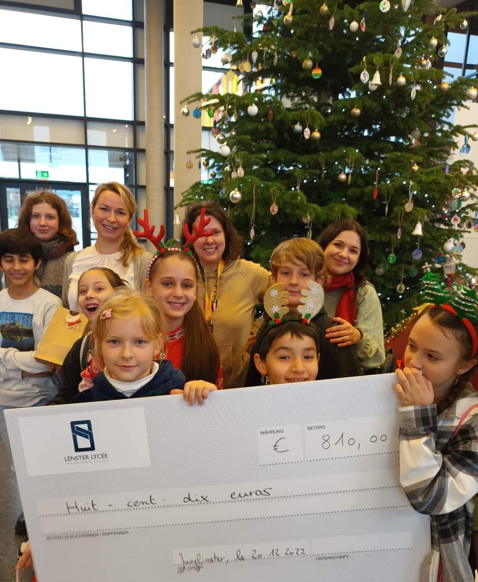 lenster_lycee's tweet photo. Le comité des élèves & 'United for Hope' ont remis aux classes d'accueil ukrainiennes de l'EF & des classes second. les recettes du #Adventsmaart de #Junglinster. Les élèves pourront avec ce budget passer un bon moment de convivialité avec leurs camarades de classe. #LLIS https://t.co/J1jCWVpJ2G
