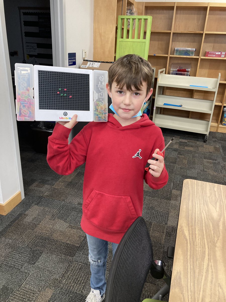 This young engineer investigated the problem with the Lite-Brite in our MakerSpace. The switch stopped working. He took it apart and now it is good as new. #briteminds #BetterTogether #letthemtinker @BaysideBulldog @CathyBrumm @MsOConnor33 @vbschools @vblms @DawnetteFuller