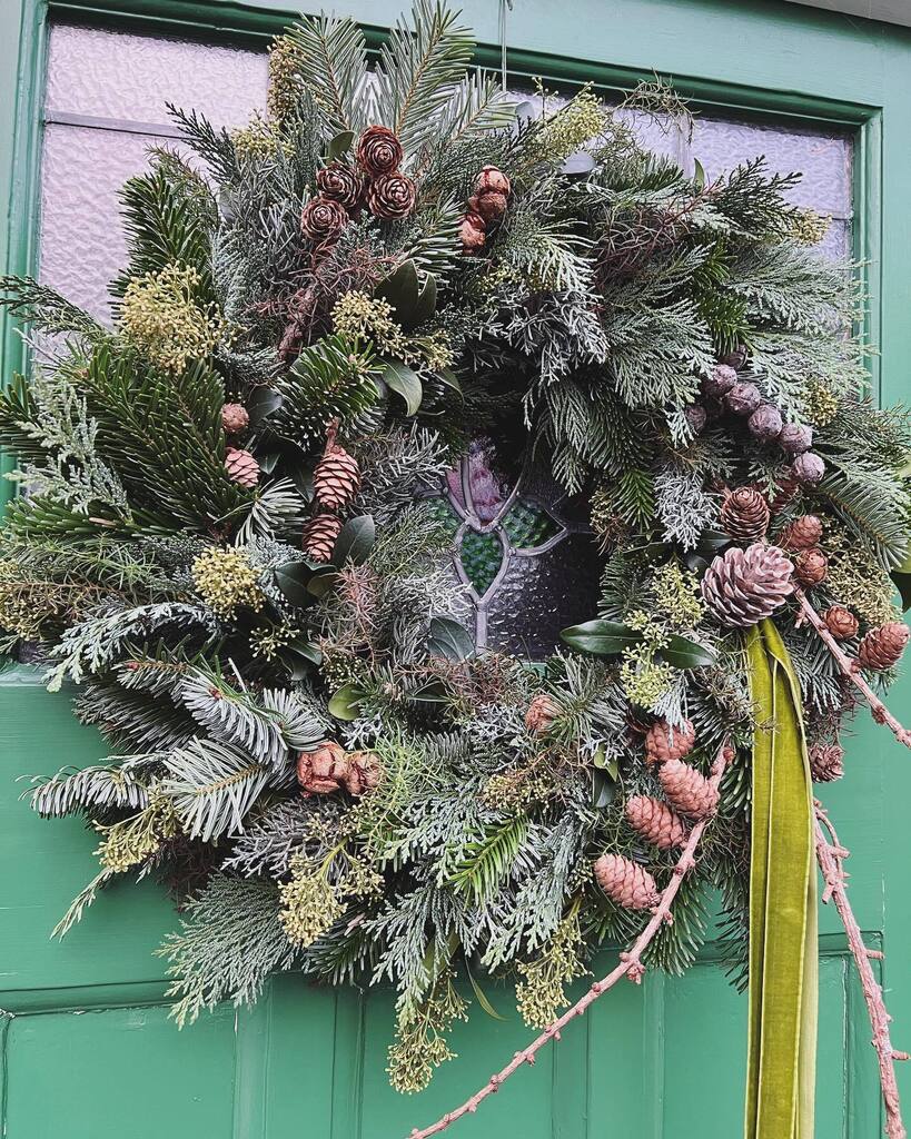 The final wreath of the year, all for me 💚🎄☃️

#doorwreath 
#doorwreathsofinstagram
#christmaswreath 
#christmas 
#xmas 
#wreath 
#hohoho instagr.am/p/CmcWL0OMihj/