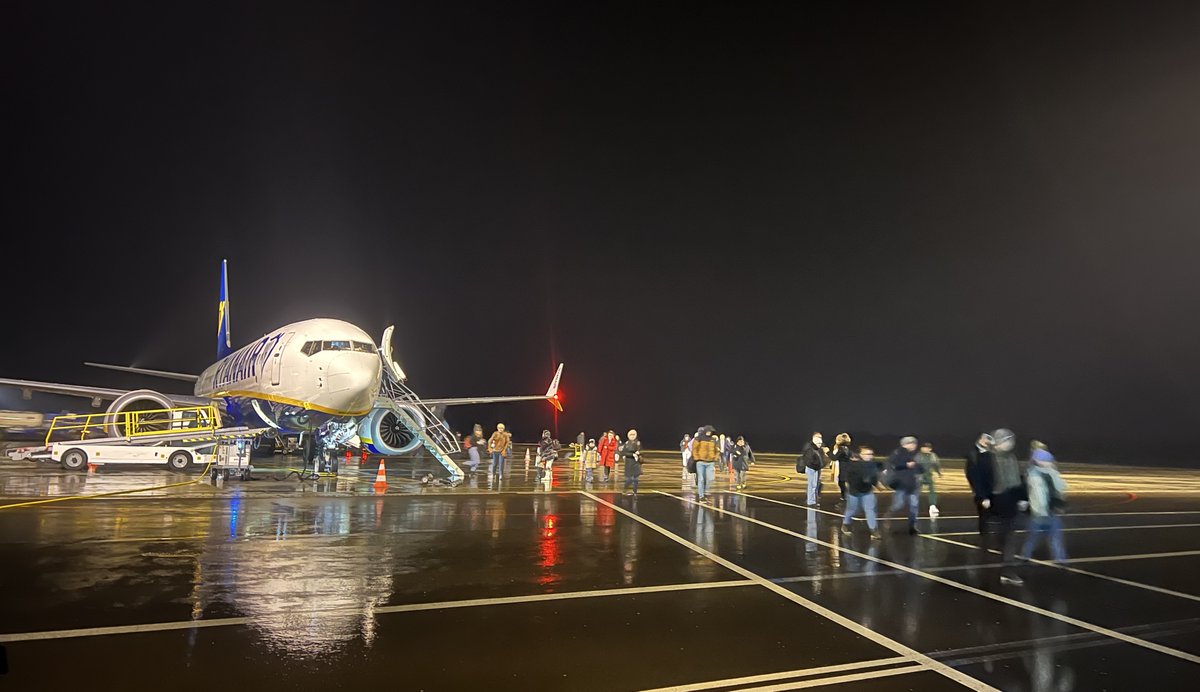 SzczecinAirport's tweet photo. Przesyłamy wieczorne pozdrowienia!🤗
✈️Z @Ryanair #LatamzeSzczecina do Dublina, Krakowa, Liverpoolu oraz Londynu Stansted.
▶️https://t.co/WJgtR36jHf
#Ryanair #flyRyanair #SZZDUB #SZZKRK #SZZLPL #SZZSTN https://t.co/UiQbP8eUHo