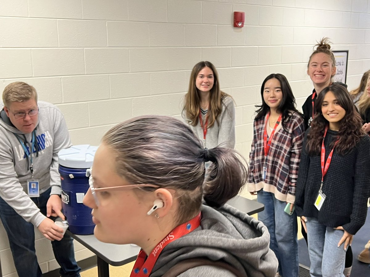 LZHSStudCo's tweet image. Thank you to @ErinDeLuga and all our Admin for Hot Chocolate this morning. Great way to start off our final day! 
#AlmostBreak 
@LZHSBEARS @GalltKelley