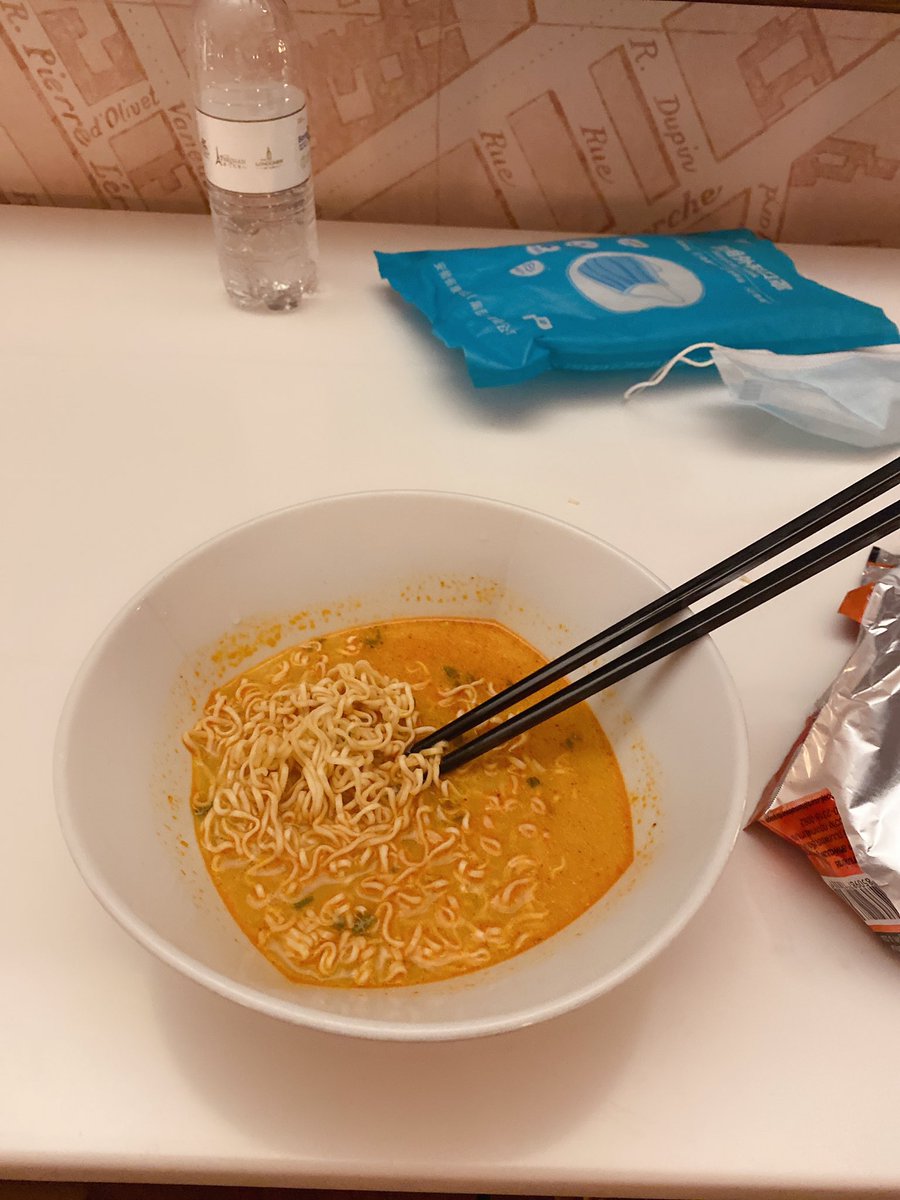 haihao5698's tweet photo. 遗憾的记录一下，巴黎人酒店的这个披萨真的很难吃，可能是我盐放多了，最后还得是韩国🇰🇷泡面 https://t.co/ek1fpG9ife