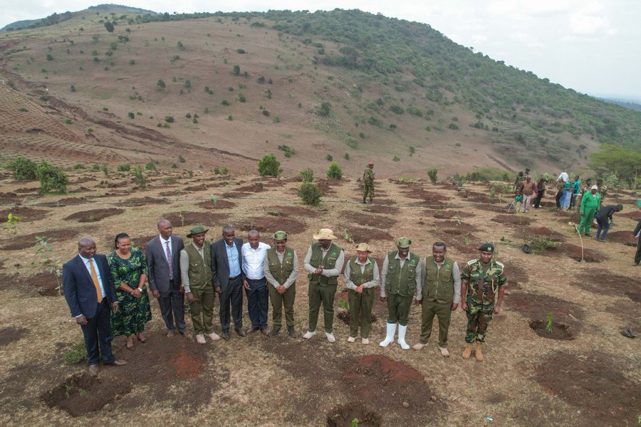 onjolo_kenya's tweet photo. Kenyan president on the move to make Kenya Green, it's top down for conservation let's all be ready , 15billion trees for Kenya.

#Pacja
#KPPCG22
#ClimateAction https://t.co/BX5sI3ldXV