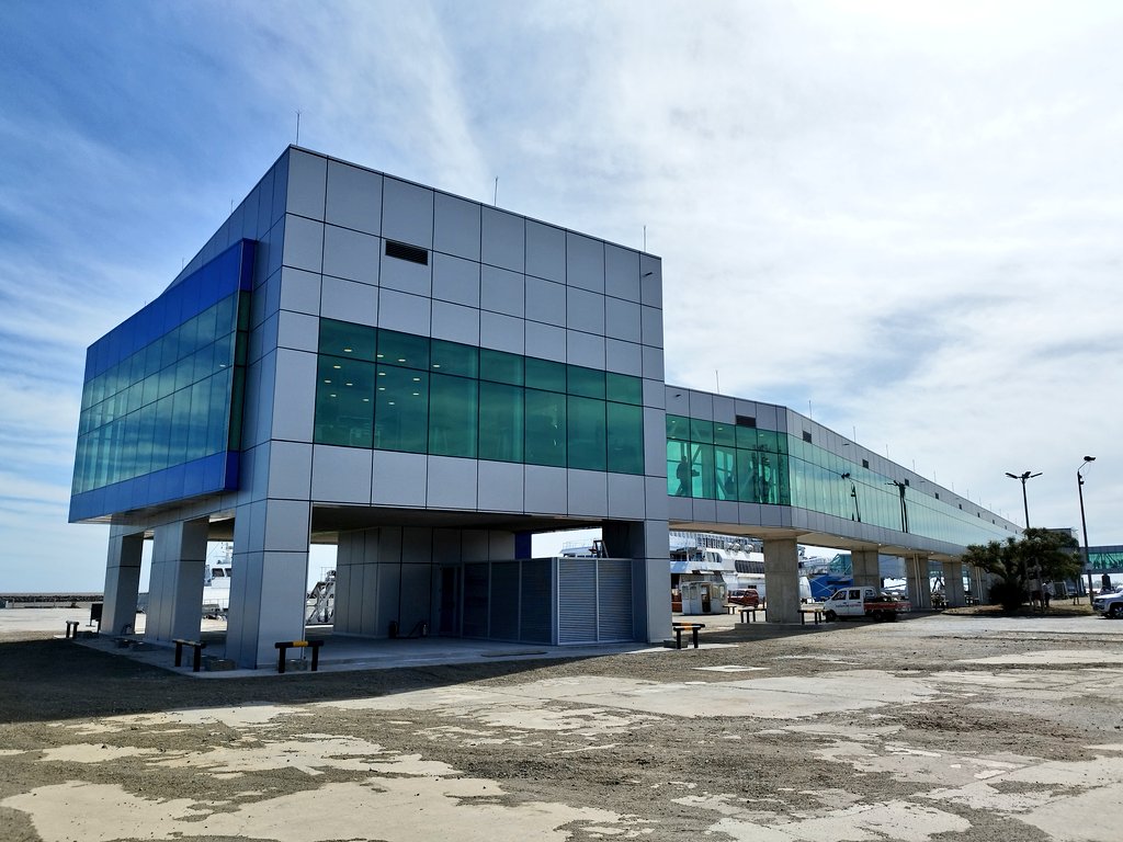 AnpComunicacion's tweet photo. Terminal de Pasajeros del Puerto de Colonia🚢

▶️ Inauguración de las obras de ampliación  

▶️ Los trabajos comprenden pasarelas fijas de 109 m por sobre el muelle de unión y un edificio distribuidor de 200 m2 el cuál se conecta con las pasarelas a ubicarse en muelle de ultramar https://t.co/VdafTuhXfb