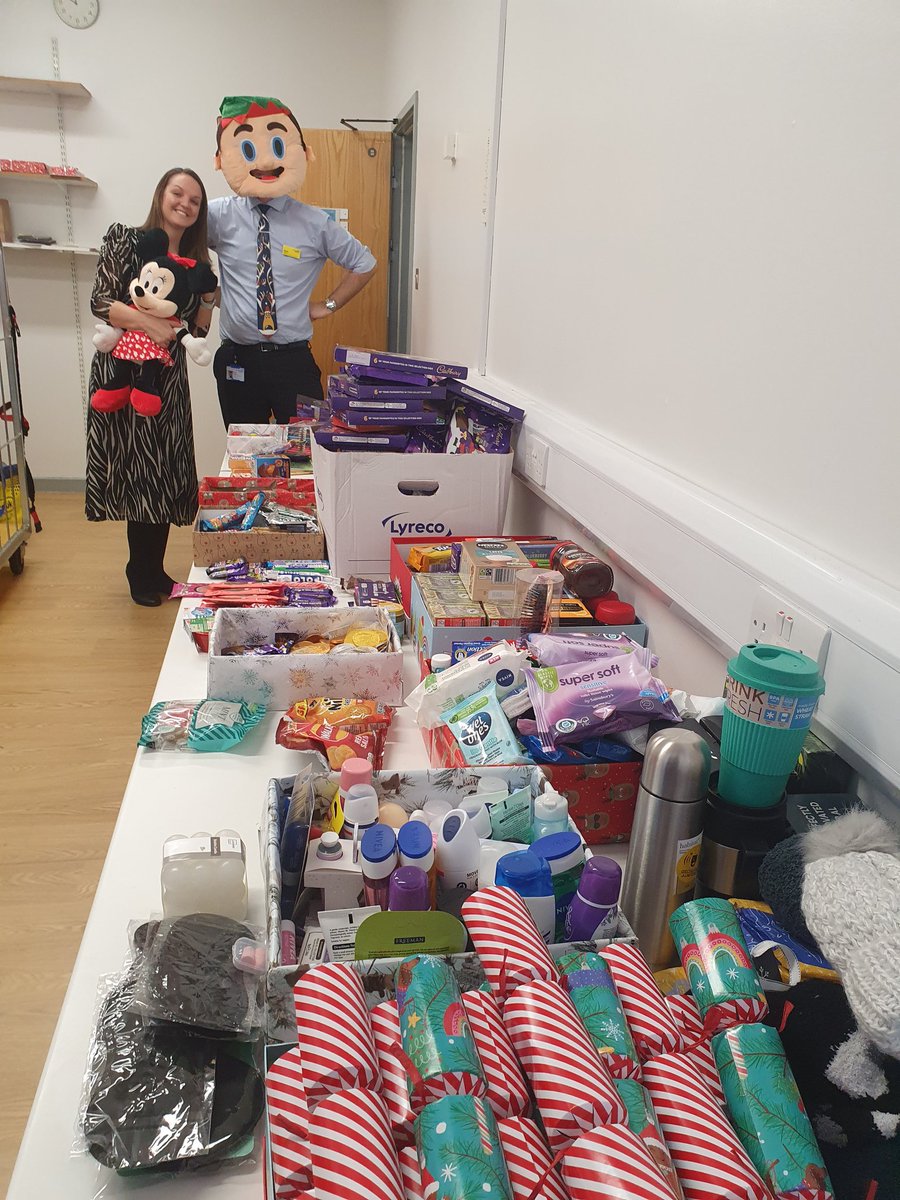 fertigsimon1's tweet photo. Our very own Christmas elfs @PenfoldVictoria &amp; Aaron Gilbert preparing gifts for Christmas day. Thank you @BWH_NHS @BWC_Helen and all the companies who have donated this year. Our women, babies, patients and families will be very appreciative! https://t.co/4EDIZzj67f