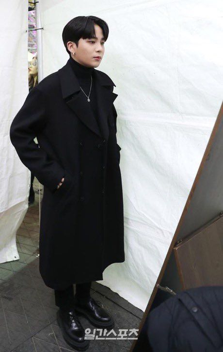 Valvaren's tweet photo. I wore my Timbs to walk Kuma yesterday and ever since I've just wanted to buy turtle necks and long coats so I can complete the Jongho looks. 

What is happening to me. https://t.co/JoNblg6PuD