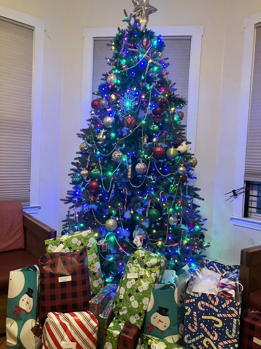 VictoryPrograms's tweet photo. Thank you @oofos for going above &amp; beyond by donating gifts &amp; brand new shoes for all the moms in two our family homes!

We're so grateful for your generosity this holiday season. Gifts like these literally change lives. https://t.co/4yBq6VW9xu