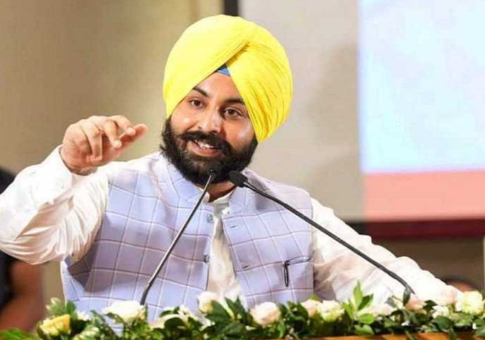 JagbaniOnline's tweet photo. ਅਪਰ ਪ੍ਰਾਇਮਰੀ ਸਕੂਲਾਂ ’ਚ ਕਿੰਨੇ ਵਜੇ ਹੋਵੇਗੀ ਛੁੱਟੀ, ਸਿੱਖਿਆ ਮੰਤਰੀ ਨੇ ਕੀਤਾ ਸਪੱਸ਼ਟ
https://t.co/qmiIuNh8g5
#EducationMinister #HarjotSinghBains #UpperPrimarySchool #HolidayTime https://t.co/e2LCj1HOaR