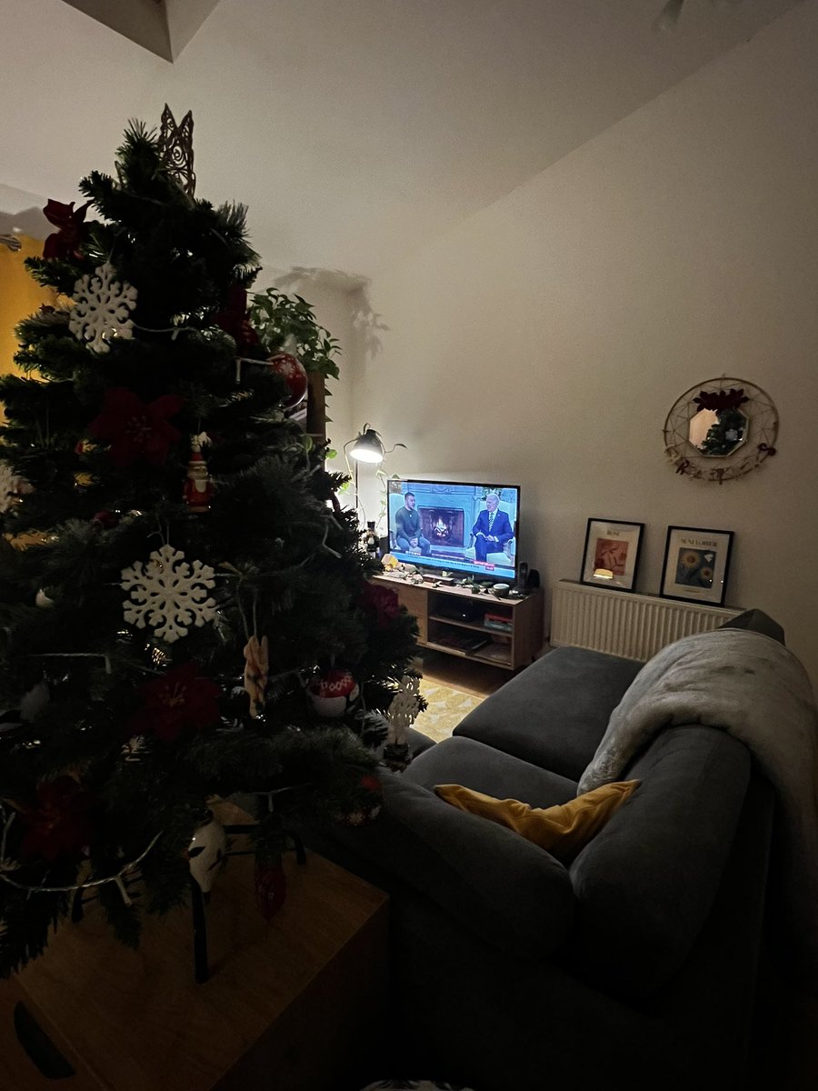 MyrosiaM's tweet photo. My Christmas light went of for #Ukraine. Did yours? 

#HourForUkraine #LightUpUkraine https://t.co/FmMaKS198w