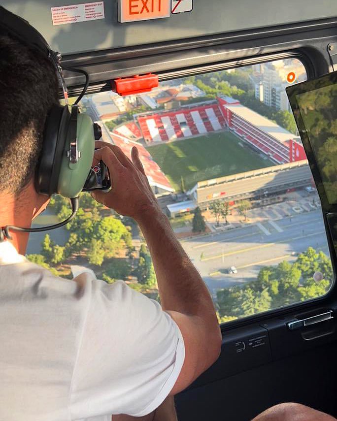 EdelpOficial's tweet photo. ❤🏟 Uno siempre vuelve a donde fue feliz. @lioscaloni sobrevoló nuestra casa en su regreso al país ¡Bienvenido Campeón del Mundo! 🏆🇦🇷 https://t.co/TAAvlgTFUf