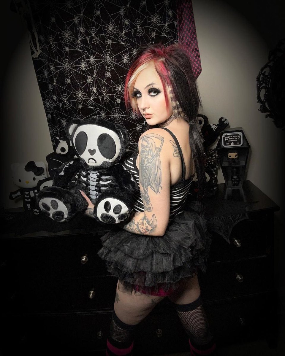VampireFreaks's tweet photo. How fangtastic is this pic from @horrorhailey showing off our new VampireFreaks family member -Grumpy Bones Bear! πβ β¨
#alternativegirl #2000sfashion #y2kfashion #emo #scene #scenegirl #vampirefreaks #scenecore #emofashion #altstyle #grumpybonesbear #grunge #emofashion #goth https://t.co/NsWbkjHdPt