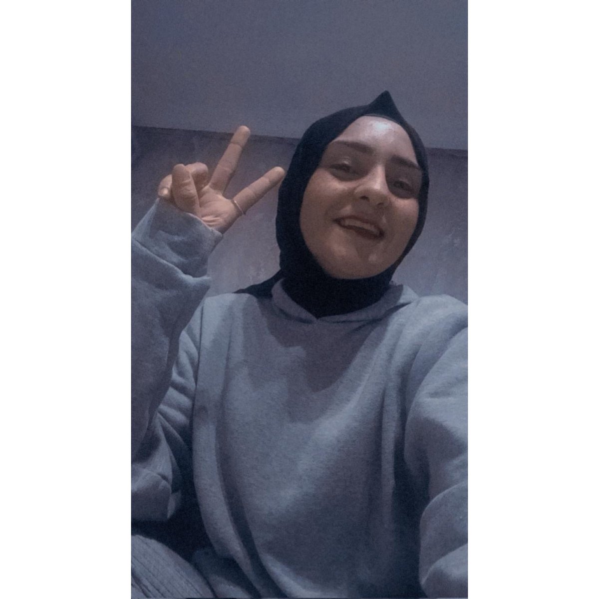 Aysiss45's tweet photo. Her şeye gülmek delilik; hiçbir şeye gülmemek de akılsızlıktır... https://t.co/Zfr9toq1DX