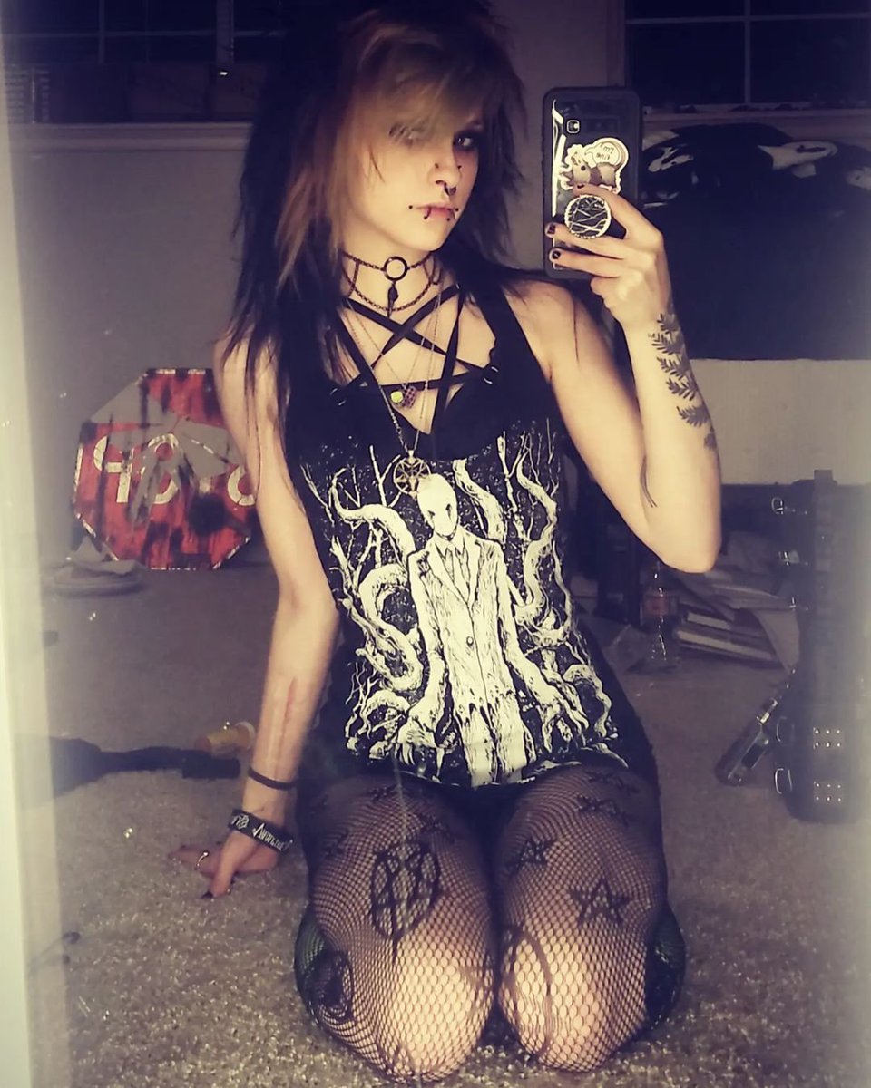 VampireFreaks's tweet photo. We are obsessed with the fabulous @_cyrus_winchester_ rocking our Slender Sickness Tee!
#emo #goth #punk #grunge #emostyle #altfashion #alternative #slenderman #altmodel #vampirefreaks #grungefashion #gothstyle #gothshirt #creepypasta #alt #emomodel #fishnets #alternativefit https://t.co/6ExOChrzM9