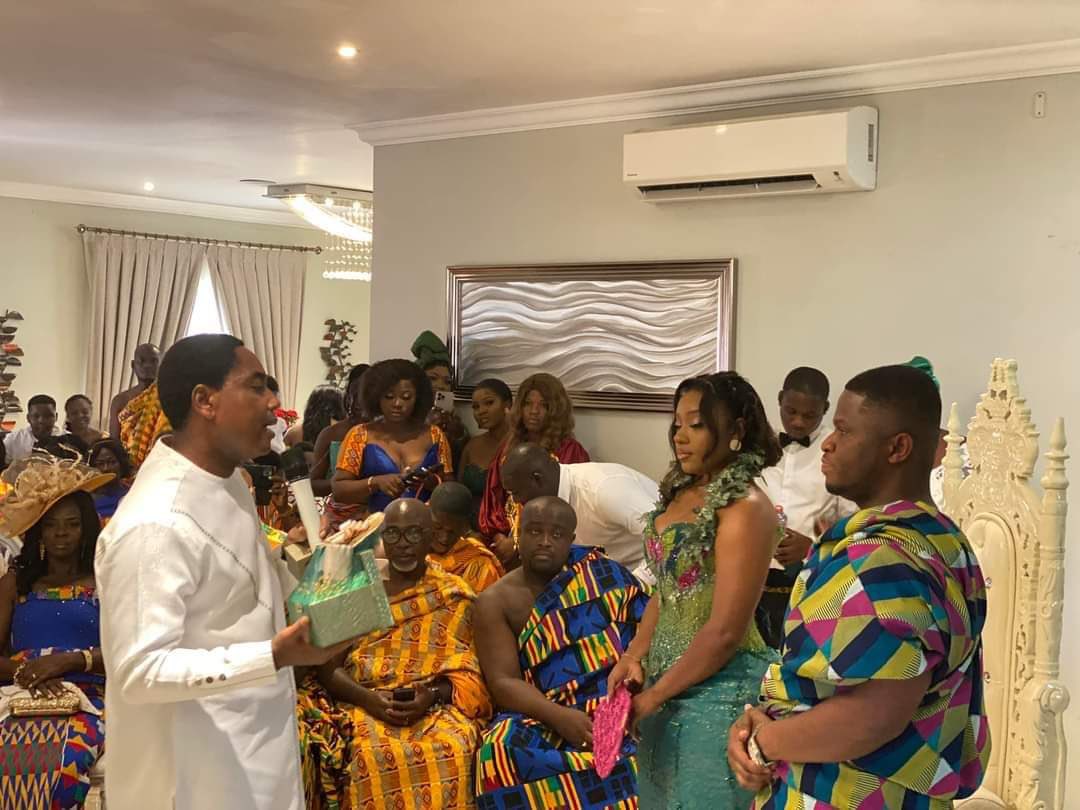 KuulJ1's tweet photo. Ahhrh!I thought Ghana was so hard men are having ED,how come he is marrying in a hard Ghana? politics!smh #sammygyamfi #NDC #JDM https://t.co/LuFZq5r29l