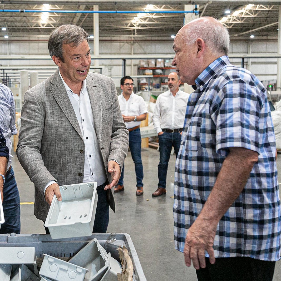 CascallaresPJ's tweet photo. Con @JuanoFabiani y @fedesassoneOK visitamos la empresa #Genrod que desde hace 47 años fabrica soluciones integrales para canalizaciones e instalaciones eléctricas domésticas e industriales empleando a más de 280 personas en el Parque Industrial de Burzaco. #SomosBrown https://t.co/qVnIS7q9Hi