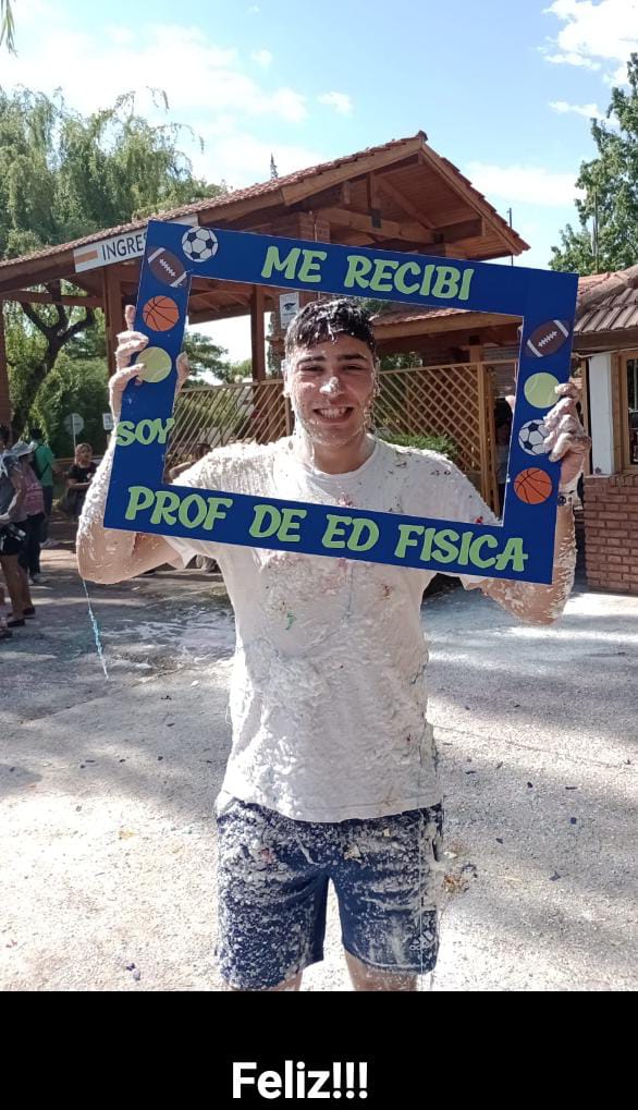 FranRambado's tweet photo. Después de 4 años, oficialmente puedo decir, ME RECIBÍ, SOY PROFE DE EDUCACIÓN FÍSICA!!! La felicidad que tengo es inmensa, no puedo poner en palabras lo que siento, simplemente FELIZ!!! https://t.co/lbuTiUwM3s