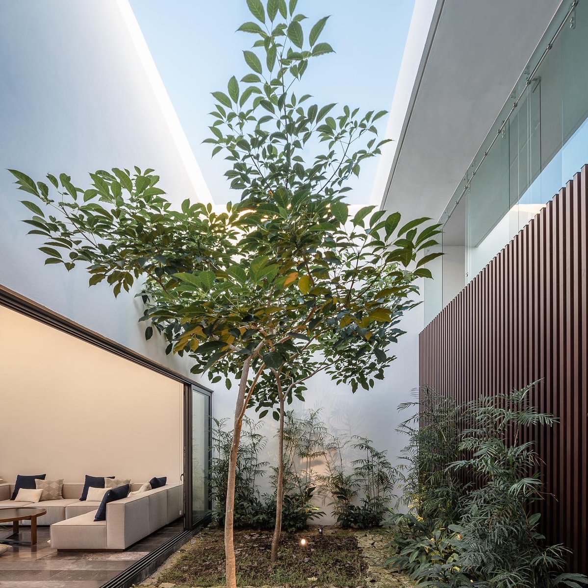 Arqenblanco's tweet photo. Casa Montecristo - MIKA dsa 
Imagen: Manolo Solís 
________________________________
#mika #manolosolis #merida #mexico #arquitecturamexico #arquitecturamexicana #arquitecturaenblanco #arquitectura #proyecto #archdaily #architecturehunter #architecture #archlover #arch #archdesign https://t.co/mnp8Gp7SnX