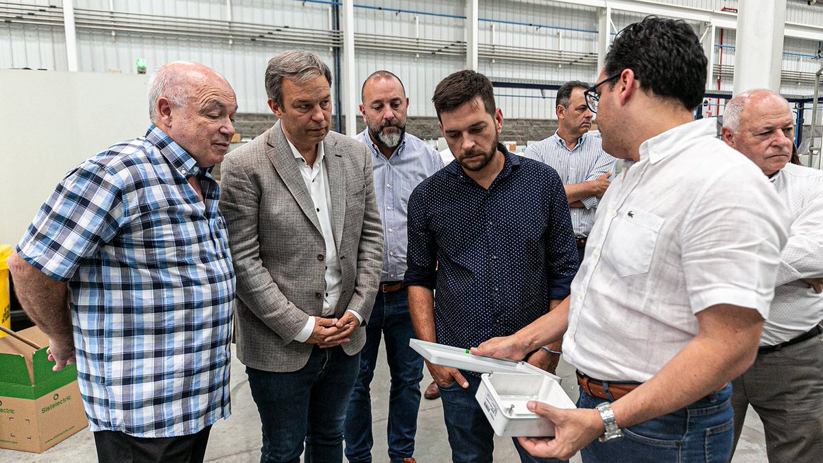 CascallaresPJ's tweet photo. Con @JuanoFabiani y @fedesassoneOK visitamos la empresa #Genrod que desde hace 47 años fabrica soluciones integrales para canalizaciones e instalaciones eléctricas domésticas e industriales empleando a más de 280 personas en el Parque Industrial de Burzaco. #SomosBrown https://t.co/qVnIS7q9Hi