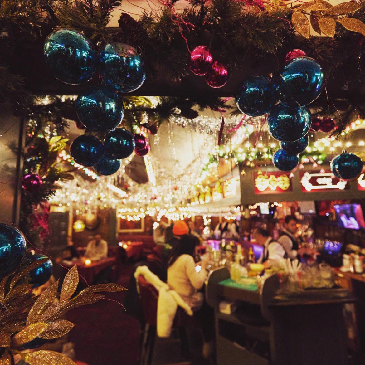Holidays ✨

#christmasspirit🎄 #cozybar #bestbarlosangeles #bestbars #since1956 #casavega